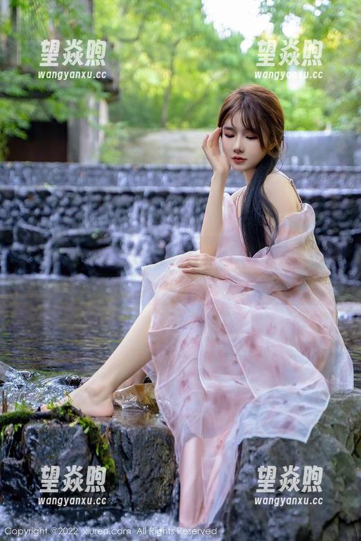 Xiuren秀人网 - 黑色Yuki鱼儿，逆流而上：写真精选带你走入光影交错