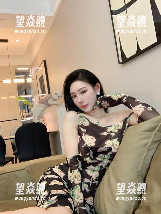 微密圈 - 不爱笑的赛琳的奶牛女仆，作品集里的每一张都像藏着心事。