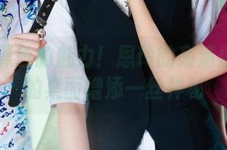 丽柜 – 黑色的魅力！恩玲的高清壁纸为你的桌面增添一丝神秘