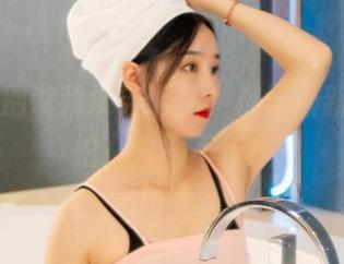 丽柜 – 别说我没告诉你，桃子最新油亮自拍，火得不行！