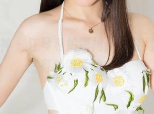 克拉女神 – 江琴私拍短裙：轻轻晃动，居然有种撒娇的感觉