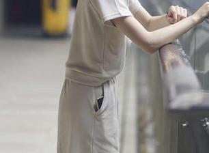 初夏女神 – 偷看安妮的定制护士图集，甜蜜的‘病痛’由此开始
