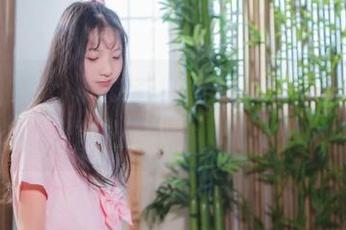喵糖映画带你在线嗨看旗袍艾米莉亚，这颜色真是让人心里美滋滋的