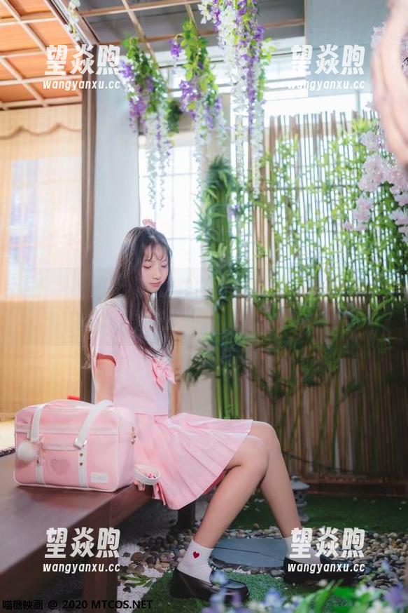 喵糖映画带你在线嗨看旗袍艾米莉亚，这颜色真是让人心里美滋滋的