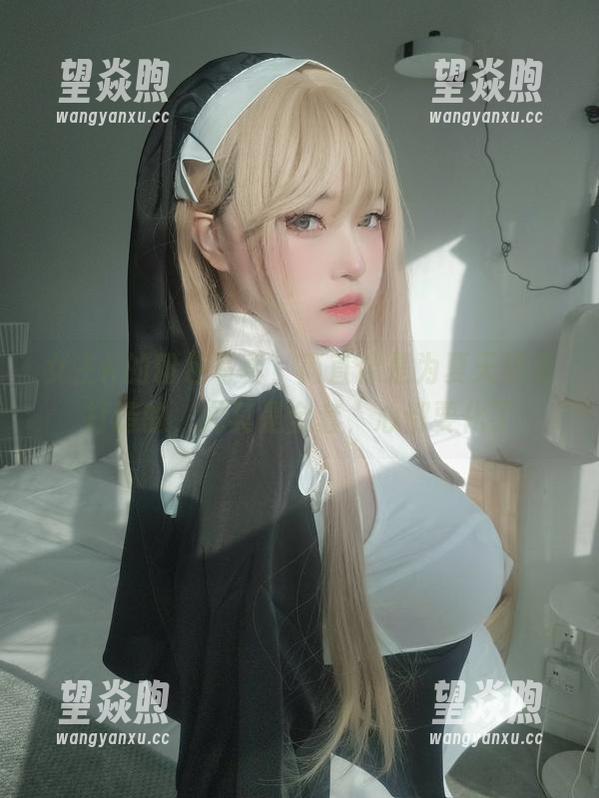 女主K的粉色写真，简直像是为夏天量身打造的，尤其是全套，心都要化了