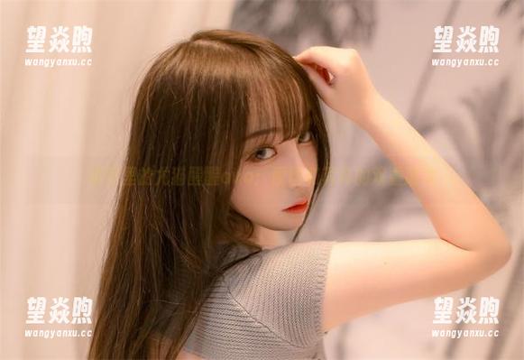 浴室里的尤猫醒醒ovo：原图和写真的双重游戏