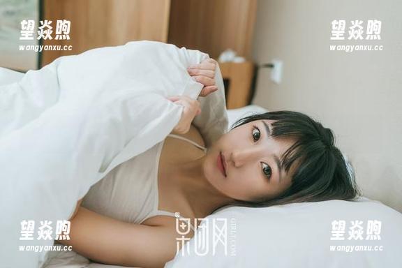 果团网 - 这照片简直是梦幻！龚玥菲在泳池的美图，犯规了吧？