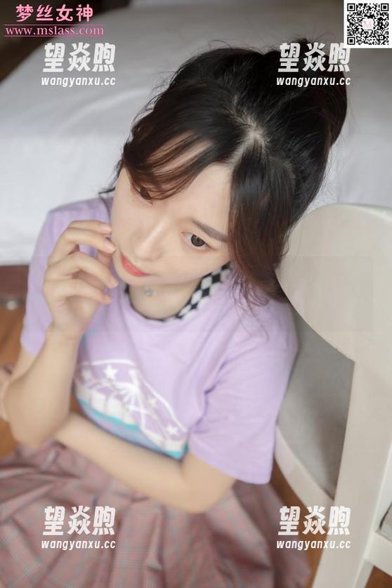 梦丝女神 - 操场里的小秘密：玥玥的校花原图下载，心动时刻享不停！