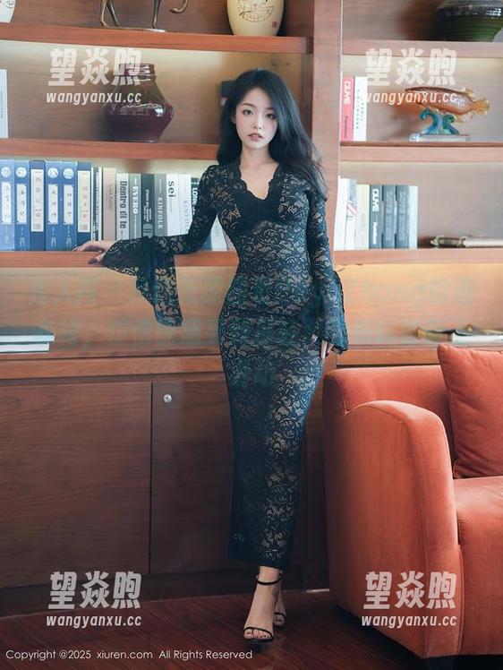 秀人网 - 从这张原图看HeyuZhang的连衣裙，仿佛能感受到那轻柔的布料在身上滑动