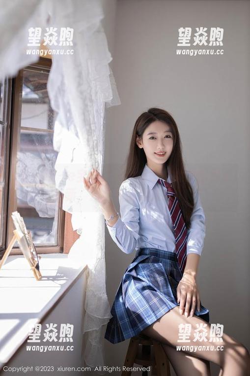 秀人网 - e宝小野猫大揭秘：女友图包更新，温柔与挑逗交织！