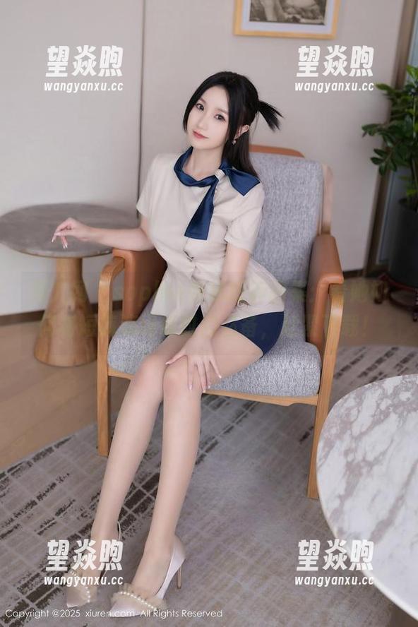 秀人网 - sophie余冰短裤图集：看她如何将短裤演绎成时尚必备，赶紧下载！
