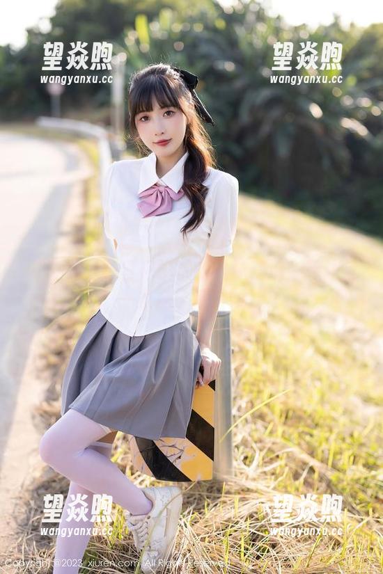 秀人网 - 明日花桃桃的丝袜精选：她让每一条袜子都冒险！