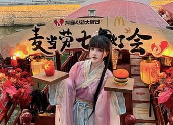 秋山AkI的泳衣作品：到底是泳衣太好看，还是她太会穿？