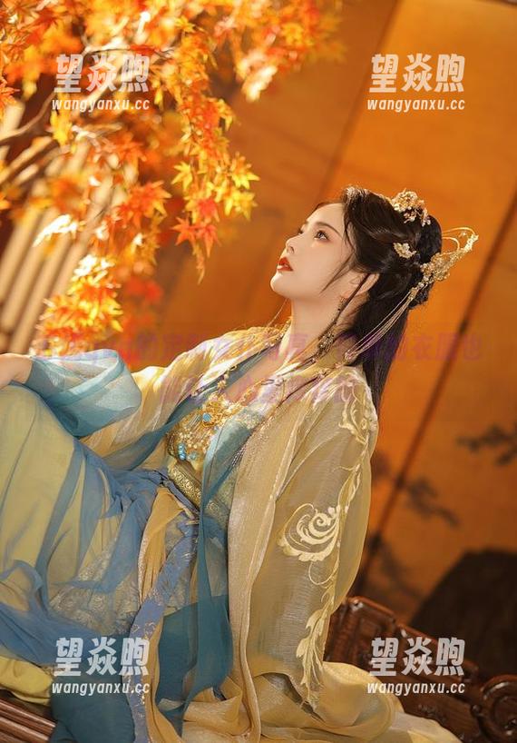 苏嫣qvq的定制女仆写真，简单的衣服也能让人心里痒痒的