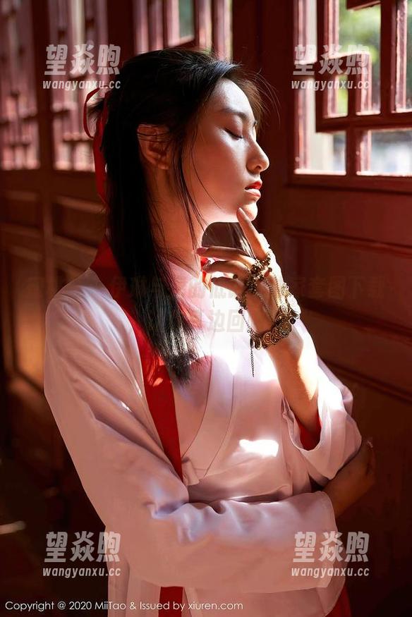 蜜桃社 - 伊琳与海的低语，独家套图下载，让你耳边回响！