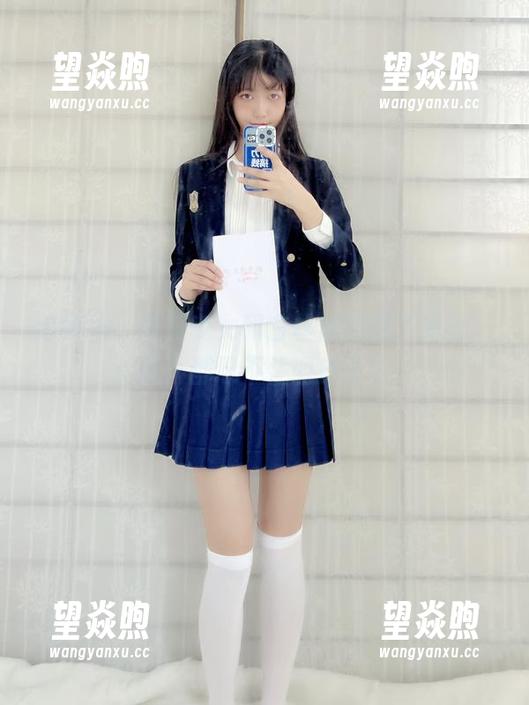 这年头，西瓜少女和白丝居然成了绝配，图片都忍不住调皮了！