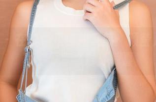青豆客 – 在校服里寻找灵感：颖莹儿YY的写真分享与意外惊喜