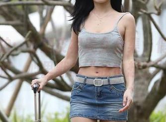 魔镜街拍：长腿皮裙美女合集，偶尔偷瞄一眼，心里默念“我也想要”。