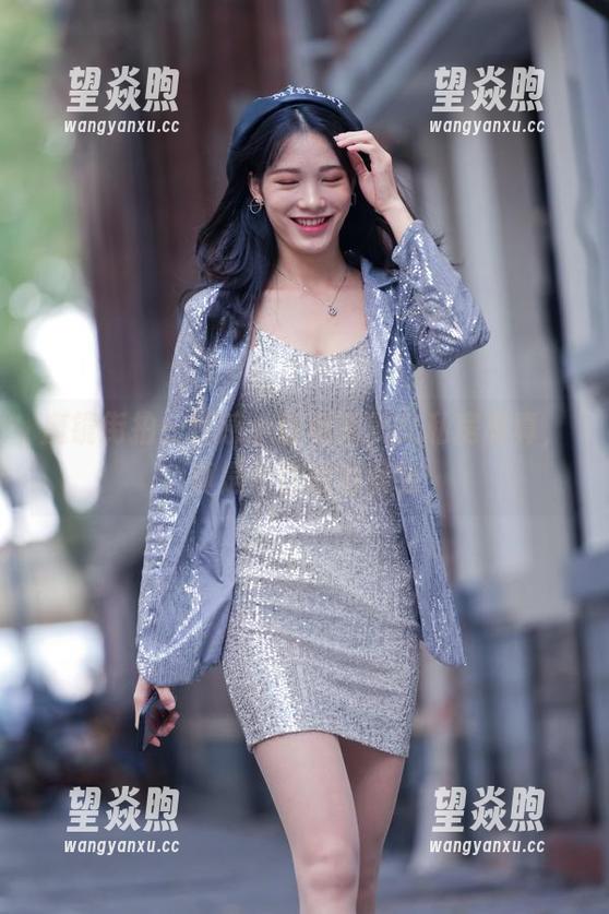 魔镜街拍：性感小百褶裙美女私房写真，真是个性感的误会