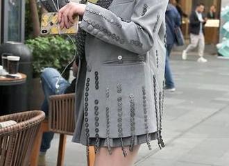 魔镜街拍：制服包臀裙小姐姐最新合集，教室风格总让我想起那些年纯真的校园日子。