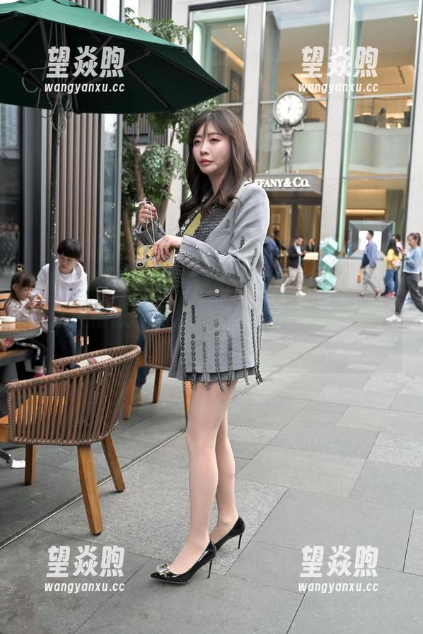 魔镜街拍：制服包臀裙小姐姐最新合集，教室风格总让我想起那些年纯真的校园日子。